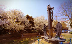 文化標(biāo)識(shí)：校名題寫 / ?；赵O(shè)計(jì)