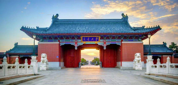 大學(xué)校志：校名、校標(biāo)、校訓(xùn)、?；?、校旗、校歌